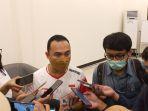 kabid-binpres-pp-pbsi-rionny-mainaky-saat-diwawancarai-di-pelatnas-pbsi.jpg