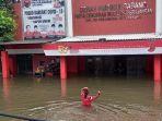 kantor-dpc-partai-pdi-perjuangan-kota-bekasi-di-jalan-chairil-anwar-kota-bekasi-terendam-banjir.jpg