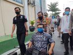 kapolres-kota-tangsel-akbp-iman-imanuddin-saat-bercengkrama-dengan-penyandang-disabilitas.jpg
