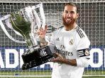 kapten-real-madrid-sergio-ramos-mengangkat-piala-la-liga-2020.jpg