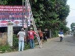 karang-taruna-rw-03-pasang-spanduk-penolakan-terhadap-ajaran-khilafatul-muslimin.jpg