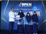 kepala-pelaksana-bpkh-fadlul-imansyah-menyerahkan-bantuan-al-quran-di-muamalat-tower.jpg