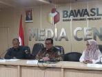 ketua-bawaslu-ri-rahmat-bagja-mengatakan-hasil-pemeriksaan-pembagian-uang-zakat-dalam-amplop.jpg