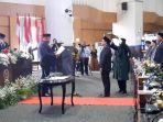 ketua-dprd-kabupaten-bogor-rudy-susmanto-melantik-rudi-setiawan-sebagai-anggota-dprd.jpg