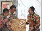 ketua-dprd-kabupaten-bogor-rudy-susmanto-tengah-memberikan-cenderamata.jpg
