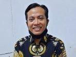 ketua-kpu-depok-nana-shobarna-di-ruang-kerjanya180620201.jpg