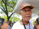 lansia-rela-antri-sembako-murah34.jpg