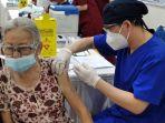 lansia-sedang-divaksinasi-covid-19-di-universitas-atma-jaya.jpg