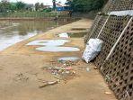lokasi-pinggir-kali-ciliwung-di-mana-agus-mencari-belut-dan-botol-plastik-bekas.jpg
