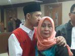 luthfi-alfiandi-mencium-ibunya-sebelum-jalani-sidang.jpg