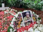 makam-agustinus-adi-kurdi-di-bengkel-teater-ws-rendra.jpg