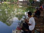 memancing-ikan-di-Situ-Cipondoh3.jpg