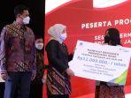 menteri-ketenagakerjaan-ri-ida-fauziyah-serahkan-beasiswa.jpg