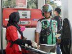 wartakota/ojol-di-bekasi-isi-bensin-di-spbu.jpg