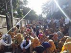 para-guru-honorer-saat-aksi-di-pemkot-bekasi-menuntut-kesejahteraan-beberapa-waktu-lalu.jpg
