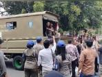 Satpol PP Rampas Donasi, Warga Pati Ramai-ramai Melawan !
