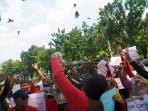 pedagang-Pasar.jpgmenolak-rencana.jpgakan-merelokasi.jpgpedagang-ke-kios.jpgdalam-satu.jpg