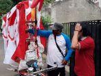 pedagang-bendera-musiman-di-tangsel.jpg
