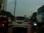 pelaku-teror-kanan-melempar-batu-sambil-mengendarai-sepeda-motor.jpg