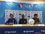 pelatih-kepala-persib-bandung-iwan-bastian-bersama-vivi-oktavia-riski.jpg