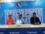 pelatih-kepala-persija-jakarta-putri-john-arwandi-bersama-anggita-oktaviani.jpg