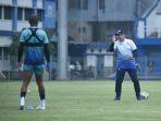 pelatih-persib-bandung-robert-rene-alberts-sedang-siapkan-timnya-hadapi-bali-united.jpg
