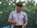 pelatih-persija-sudirman-beri-instruksi-ke-pemain-macan-kemayoran.jpg