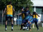 pemain-persib-bandung-sedang-fokus-latihan-untuk-hadapi-liga-1-20222023.jpg