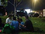 pengendara-sedang-berbuka-puasa-di-pinggir-pintu-masuk-rest-area-km-166-jalan-tol-cipali.jpg