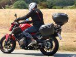 pengendara-sepeda-motor-menggunakan-boks.jpg