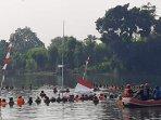 pengibaran-bendera-merah-putih-pada-upacara-mengapung170820201.jpg