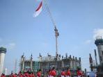 pengibaran-bendera-merah-putih-raksasa-di-lokasi-pembangunan-jis.jpg