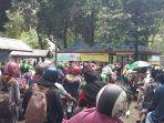 pengunjung-mengantre-hendak-masuk-ke-taman-margasatwa-ragunan.jpg