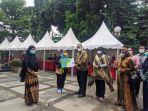 penyerahan-sertifikat-kartu-kepesertaan-secara-simbolis-kepada-pelaku-umkm.jpg