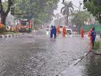 petugas-ppsu-bantu-atur-lalu-lintas-saat-banjir-di-jalan-bungur-besar-senen-jakarta-pusat.jpg