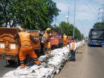 petugas-ppsu-kelurahan-pluit-tengah-mengangkutlumpur-hasil-grebek-lumpur.jpg