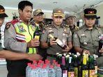 petugas-satpol-pp-kecamatan-pademangan-berhasil-menyita-ratusan-miras-ilegal-dan-puluhan-petasan.jpg