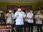 pilar-saga-ichsan-saat-merilis-penggerebekan-gudang-miras.jpg