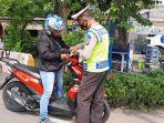 polisi-menindak-pelanggar-lalu-lintas-di-jalan-daan-mogot-kalideres-jakarta-barat.jpg