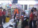 polres-karawang-melakukan-olah-tkp-perampokan-minimarket-di-dusun-sukamaju-3.jpg