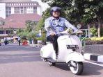 pradi-naik-vespa.jpg