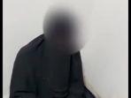 pria-bercadar-cabul-mengintip-wanita-di-toilet-umum.jpg