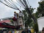 proses-penurunan-kabel-di-Jalan-Hos-Cokrominoto-Jakarta-Pusat-Rabu-15102025.jpg