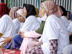 puluhan-janda-di-daerah-pasirsari-cikarang-selatan-kabupaten-bekasi-mendapatkan-bantuan-mukena.jpg