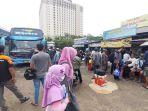 ratusan-pemudik-padati-terminal-bayangan-cimanggis.jpg
