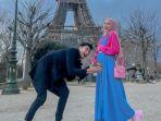 ria-ricis-bersama-suami-saat-berada-di-depan-menara-eiffel.jpg