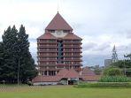 salah-satu-gedung-di-lingkungan-universitas-indonesia-depok-jawa-barat.jpg