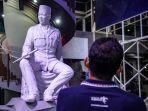 sandiaga-uno-memandang-patung-soekarno-karya-i-nyoman-nuarta.jpg