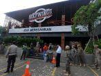 satpol-pp-tutup-holywings-tanjung-duren12.jpg