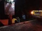 sebuah-mobil-daihatsu-ayla-berwarna-kuning-terperosok-ke-pinggir-sawah.jpg